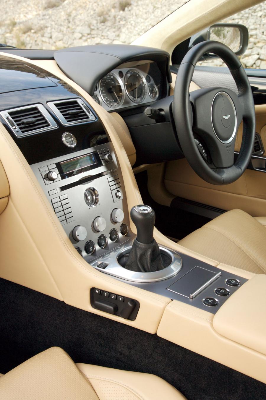 Интерьер Aston Martin DB9 Sports Pack 2006 года  (UK) (фото 8 из 31)